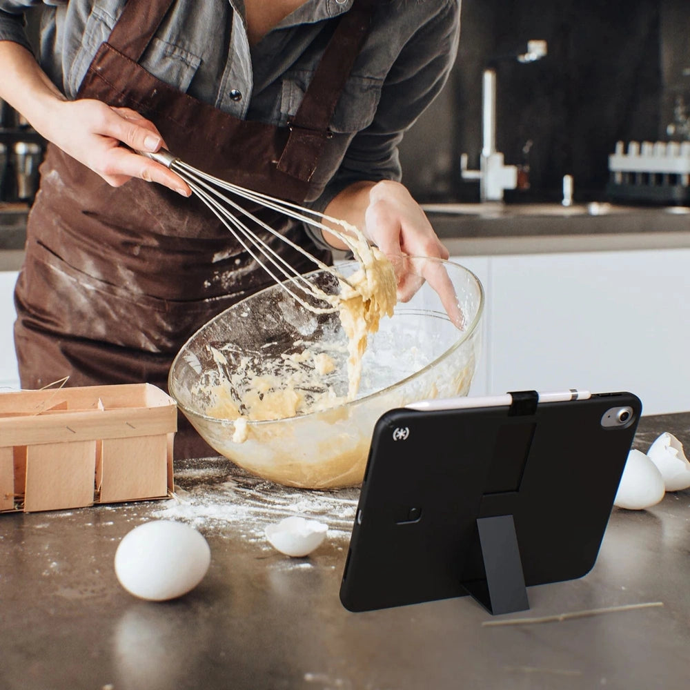 Case_Speck_con_Soporte_para_iPad_11_10_Gen_Negro_Posicion_6_iShop_Costa_Rica