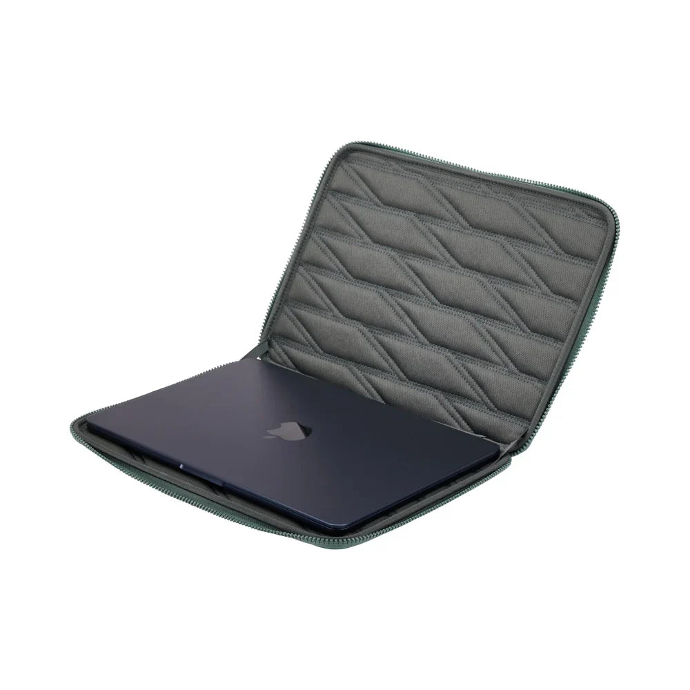 Funda_Thule_Gauntlet_5_para_MacBook_Pro_14"_Verde_Brumoso_Posición_3_iShop_Costa_Rica