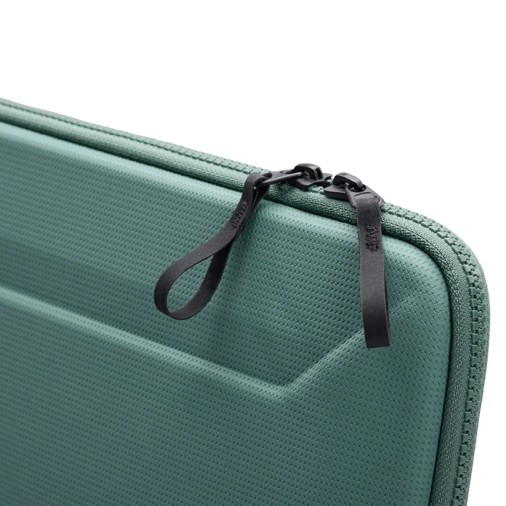 Funda_Thule_Gauntlet_5_para_MacBook_Pro_14"_Verde_Brumoso_Posición_5_iShop_Costa_Rica