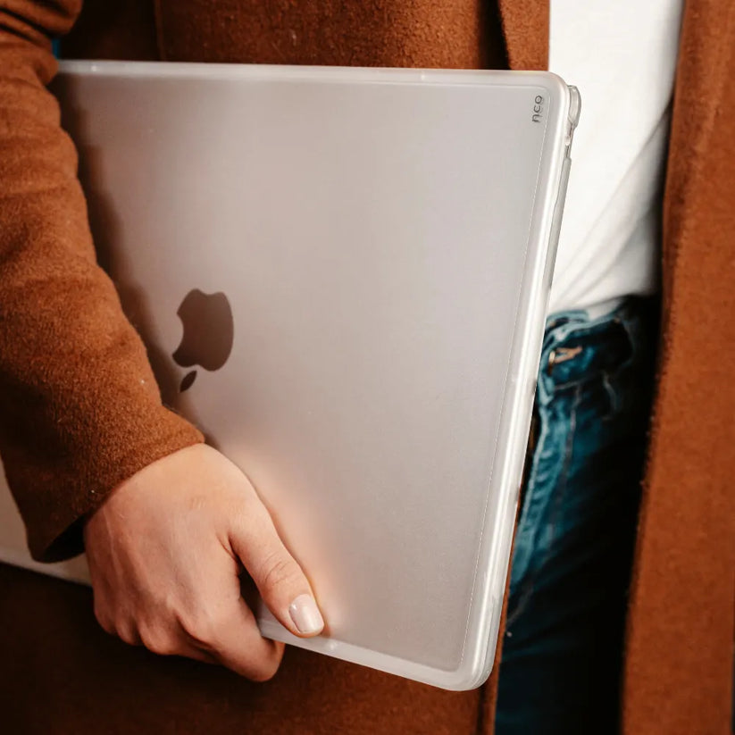 Hardcase_NCO_Shock_para_Macbook_Air_13_6_M2_M3_M4_M5_Transparente_Imagen_posicion_5_iShop_Costa_Rica