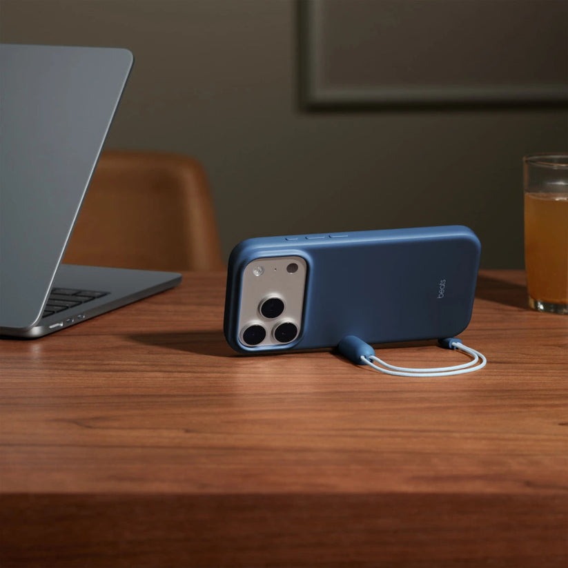 Case_Beats_para_iPhone_17_Pro_con_soporte_MagSafe_y_Control_de_Cámara_Azul_Cobalto_Posición_2_iShop_Costa_Rica